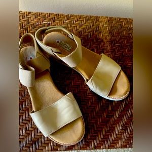 Skechers BOBS Desert Kiss Gold Sandals size 9
